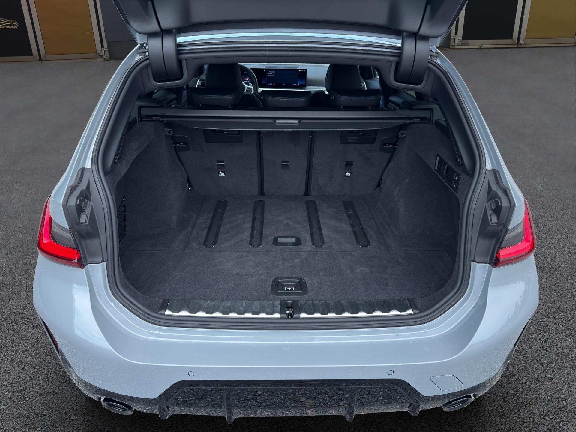 BMW 320d xDrive 48V Touring Steptronic M Sport-image-13
