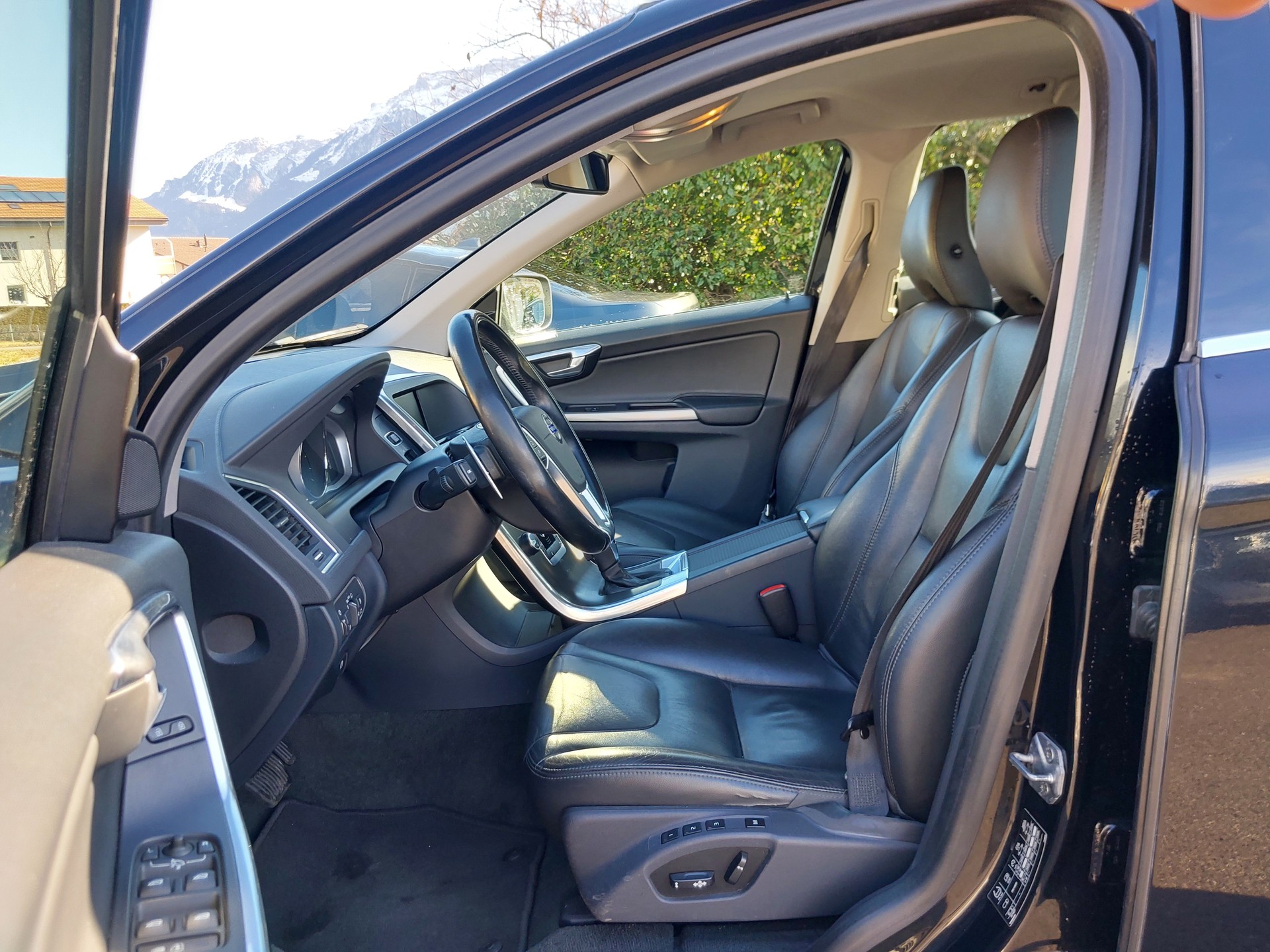 VOLVO XC60 D4 AWD Summum Geartronic-image-5