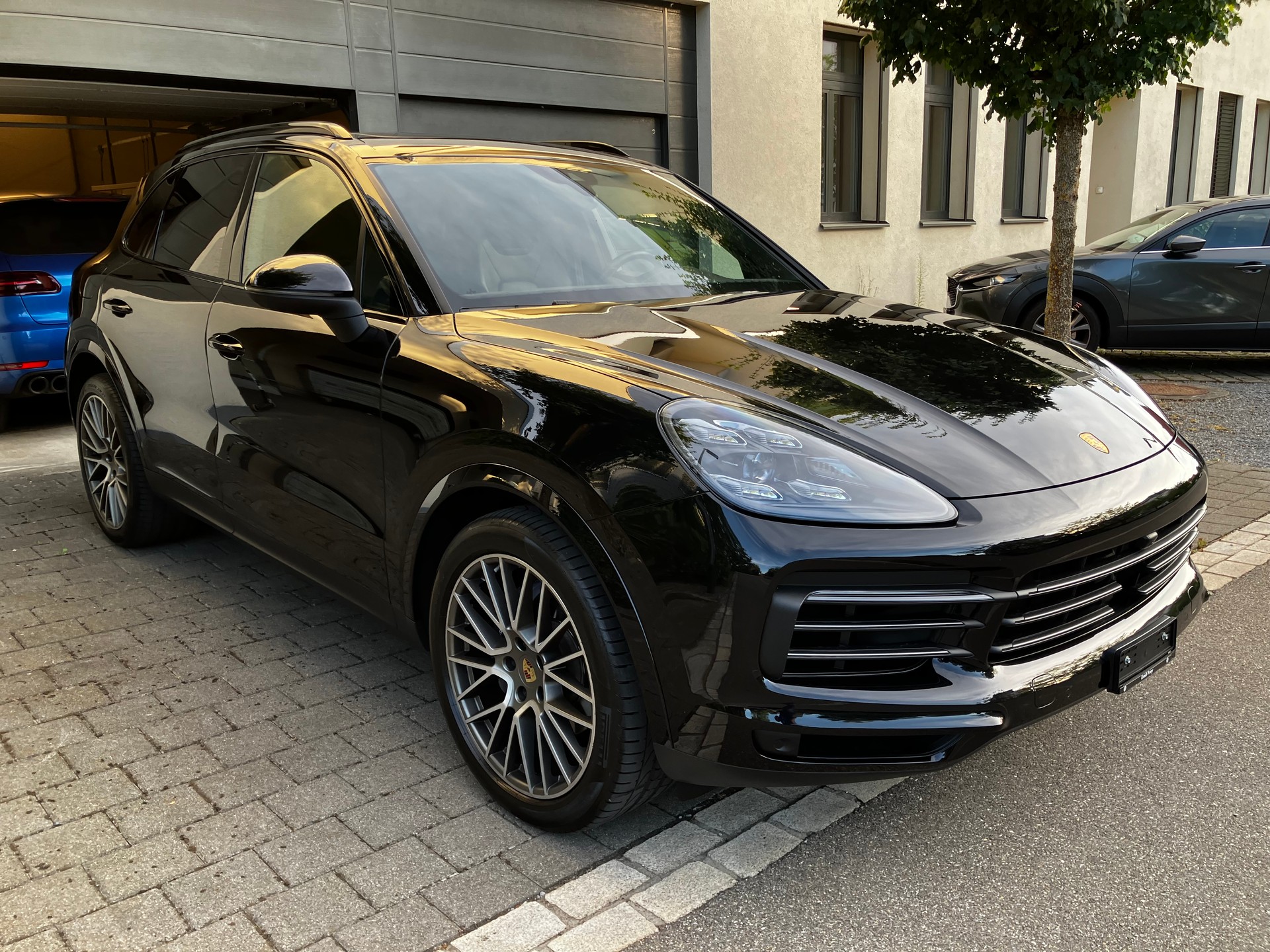 PORSCHE Cayenne Platinum Edition-image-2