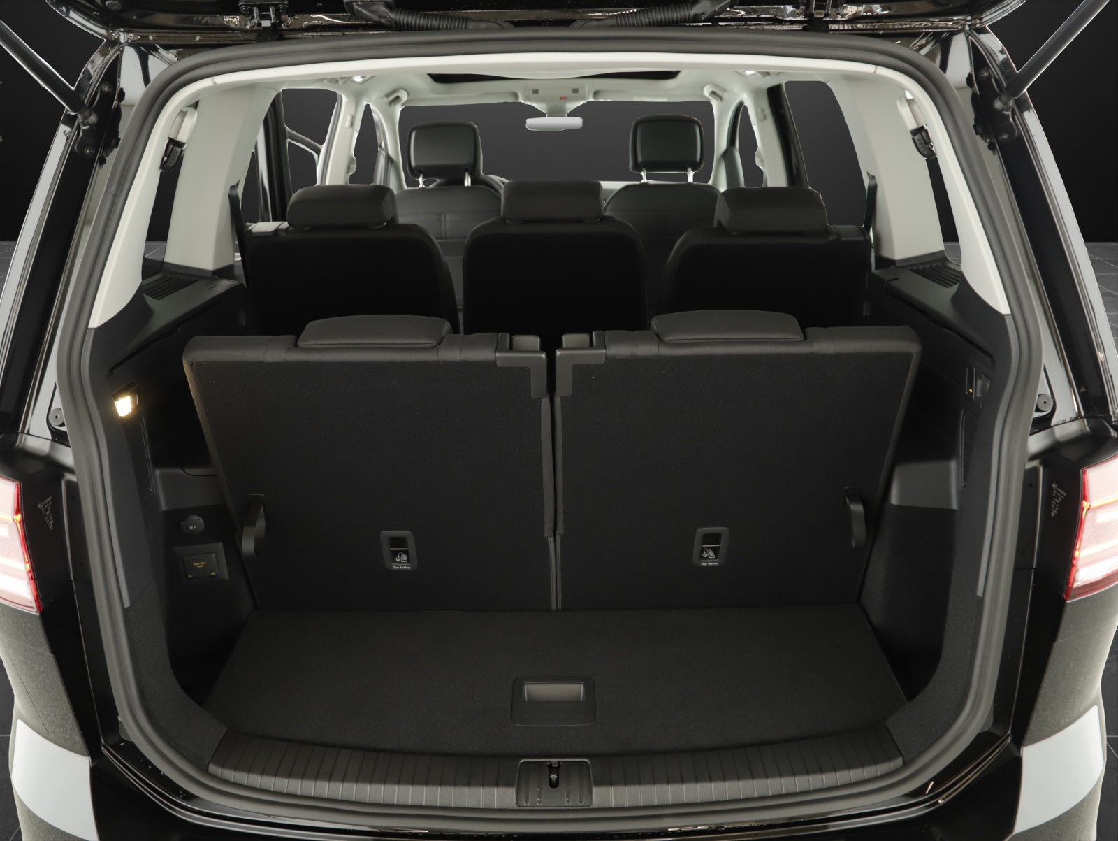 VW Touran 1.5 TSI R-Line DSG-image-11