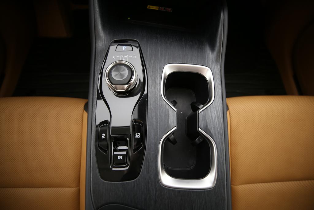 LEXUS RZ 450e Comfort-image-7