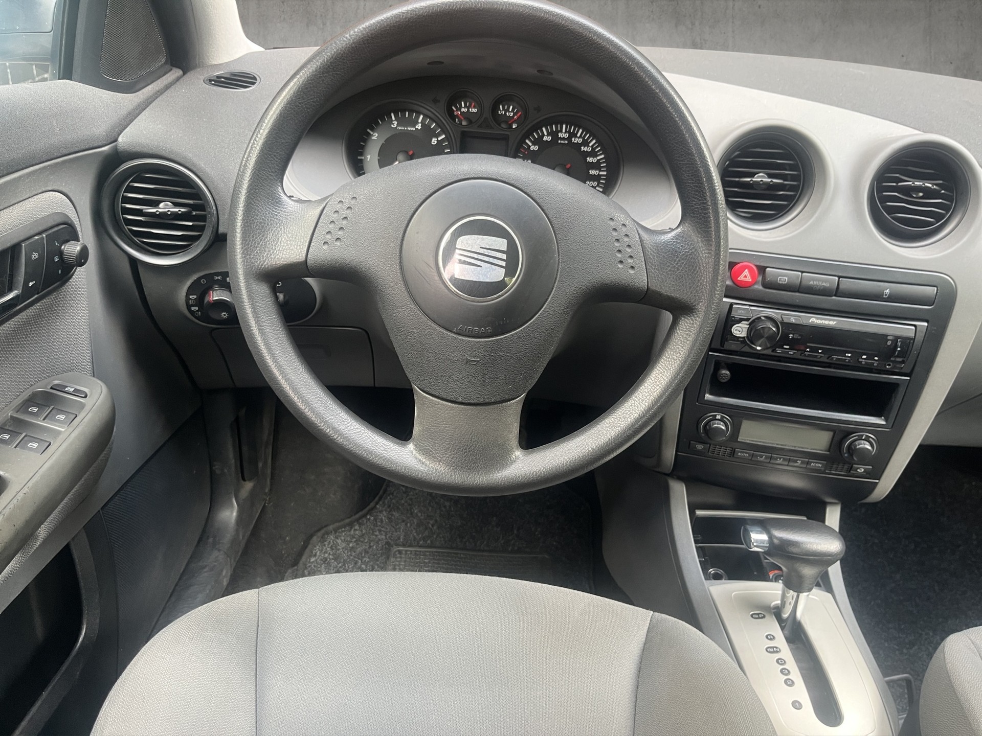 SEAT Ibiza 1.4 16V Stylance Automatic-image-8