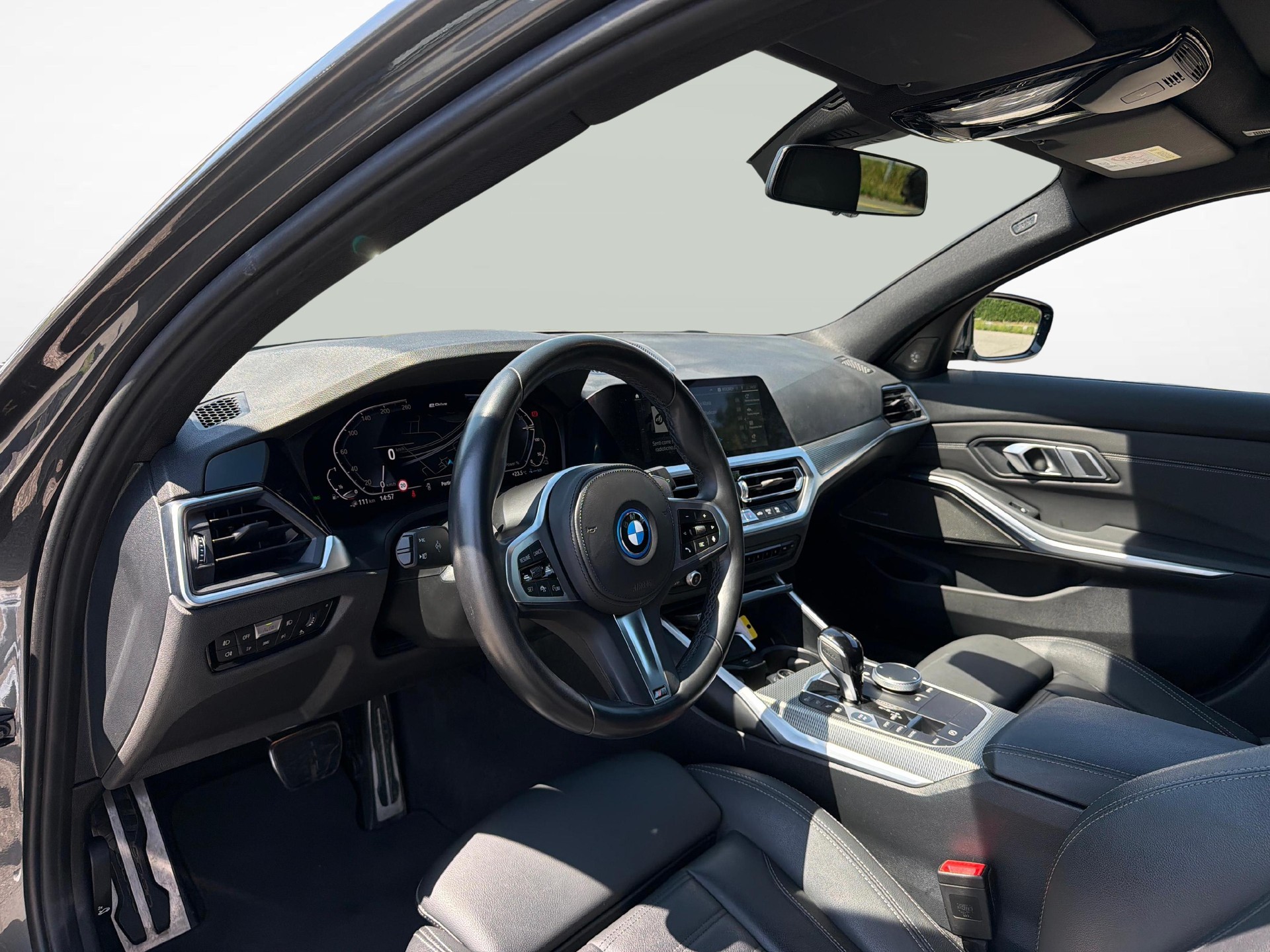 BMW 330e xDrive SAG Touring-image-12