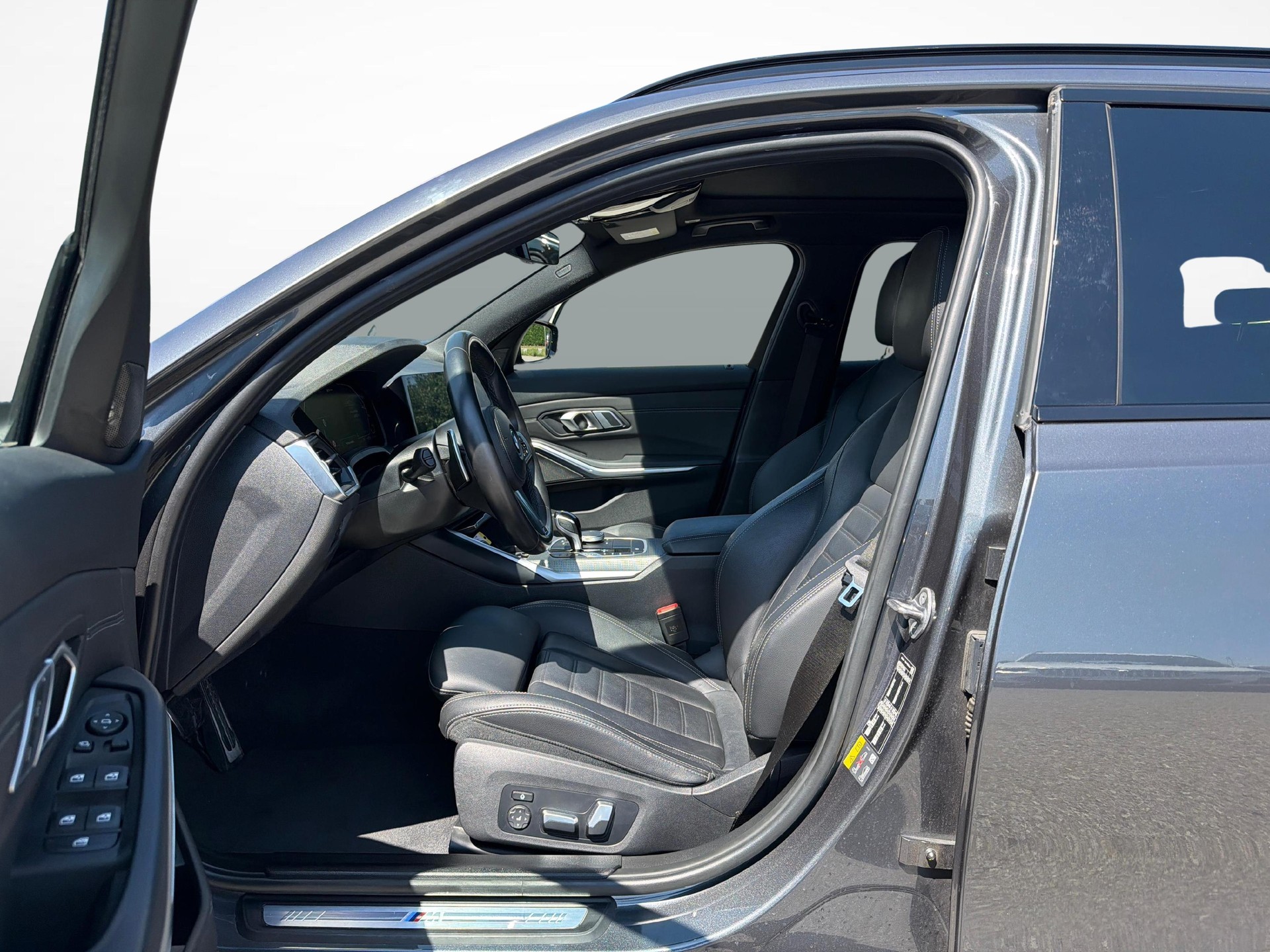 BMW 330e xDrive SAG Touring-image-11