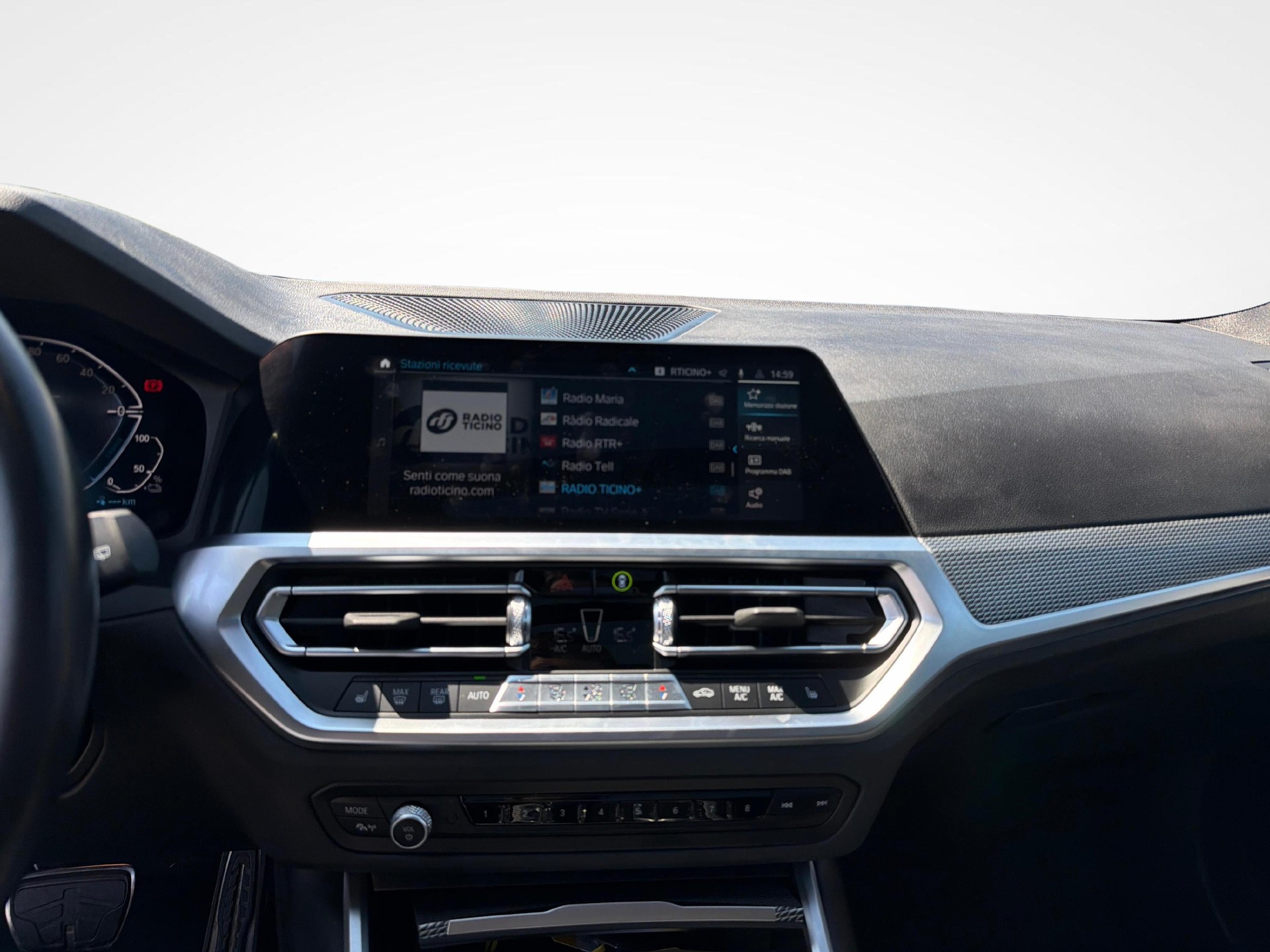 BMW 330e xDrive SAG Touring-image-16