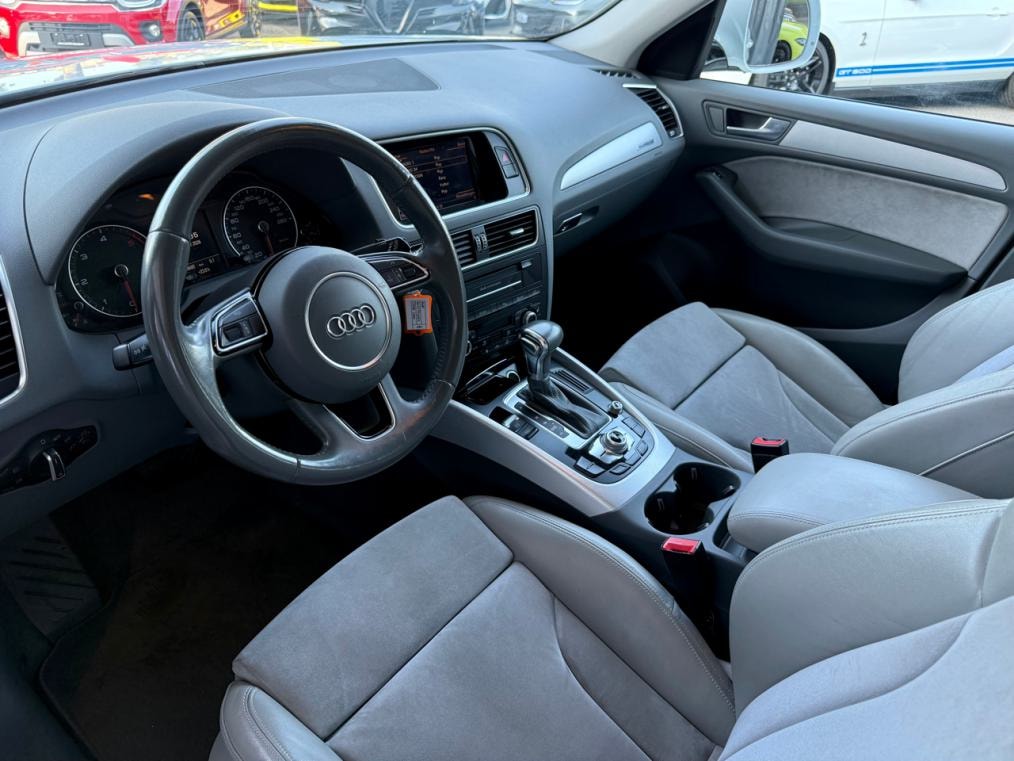 AUDI Q5 2.0 TDi quattro S line-image-3