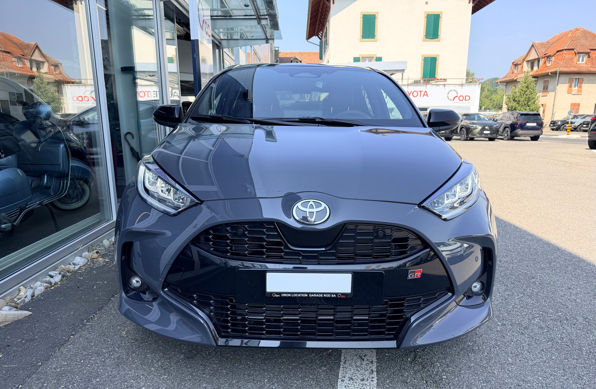 TOYOTA Yaris 1.5 GR Sport e-CVT-image-1