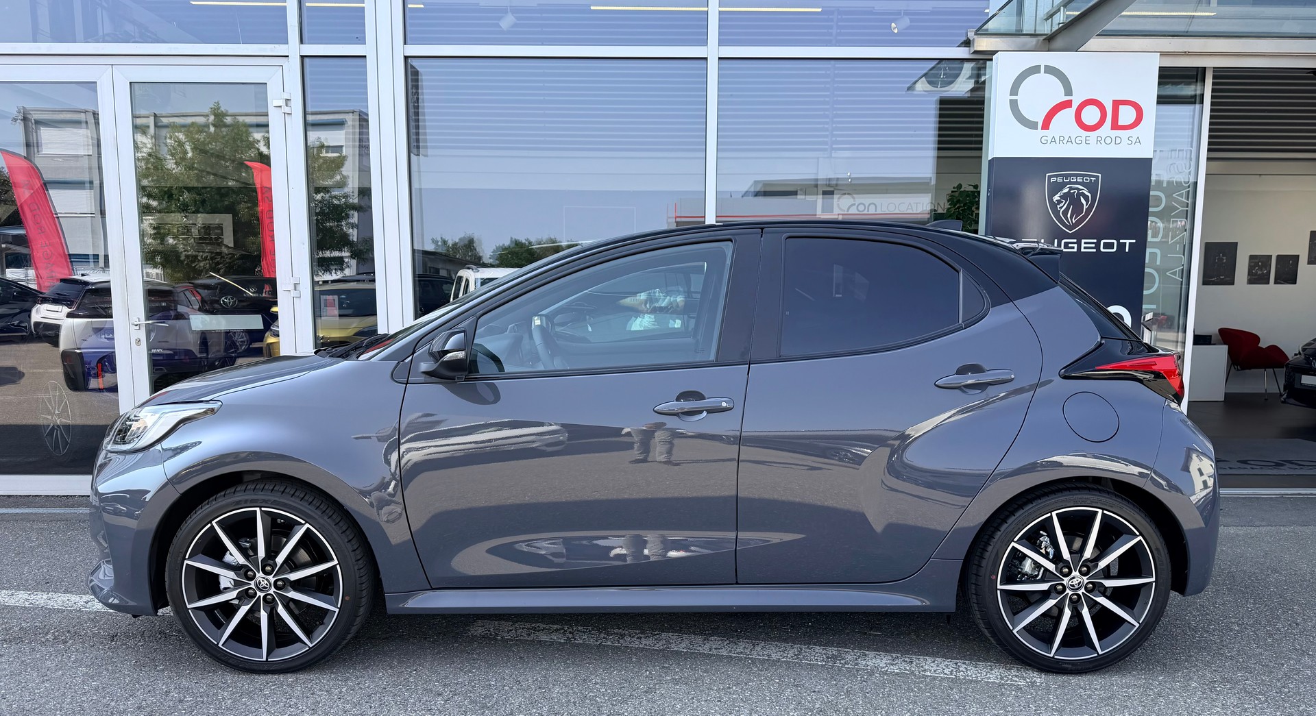 TOYOTA Yaris 1.5 GR Sport e-CVT-image-2