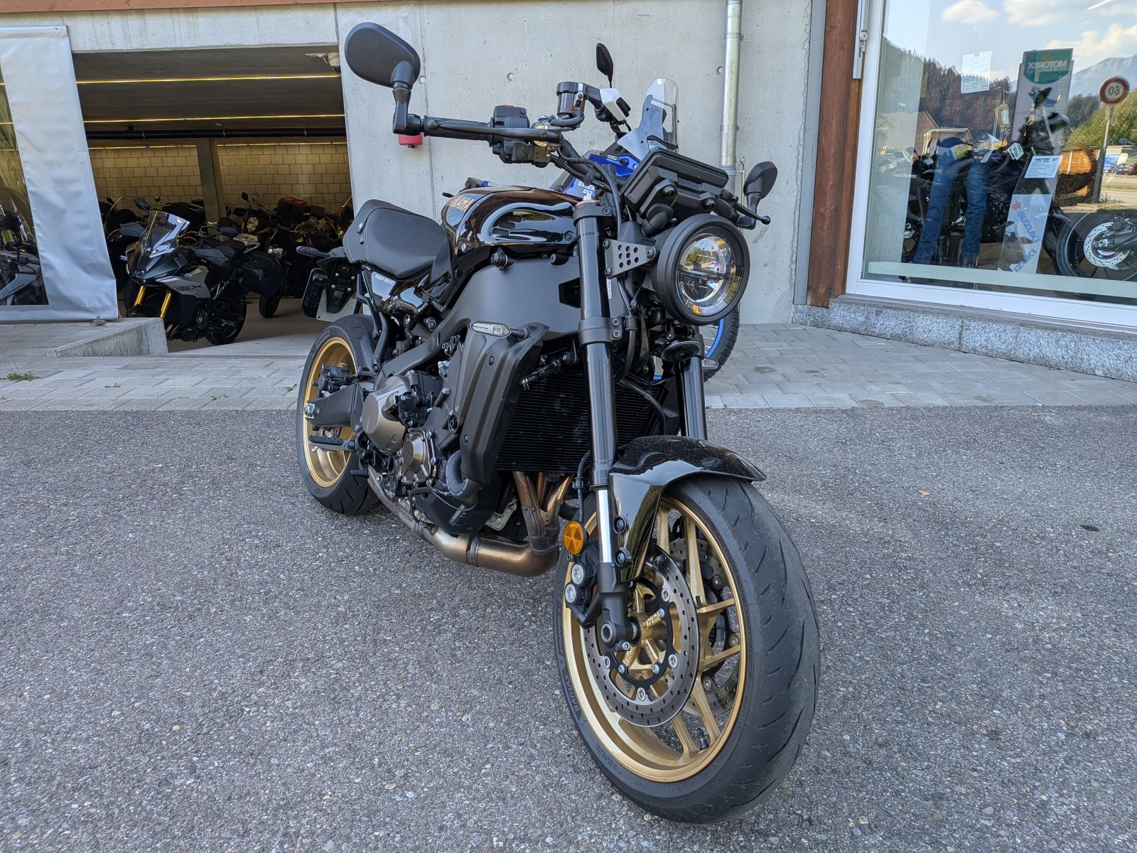 YAMAHA XSR 900-image-1