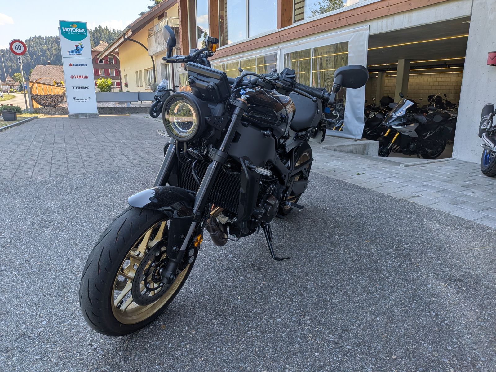 YAMAHA XSR 900-image-2