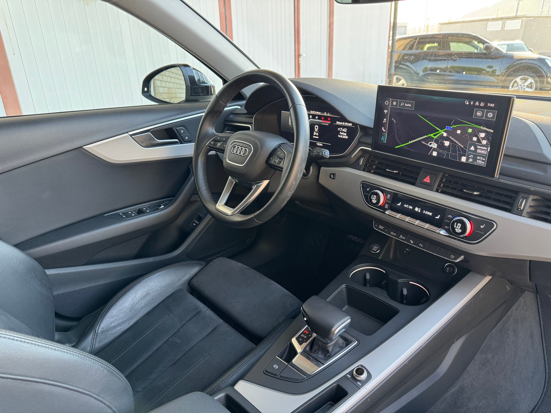 AUDI A4 Avant 40 TDI Attraction quattro S-tronic-image-13