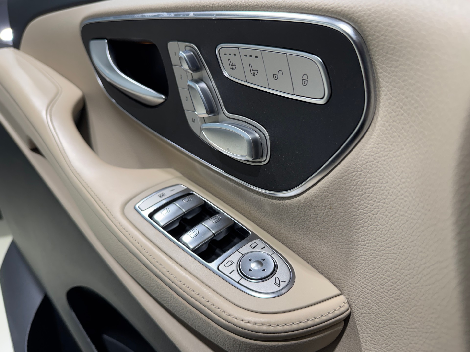 MERCEDES-BENZ V 250 d lang Exclusive 9G-Tronic-image-24