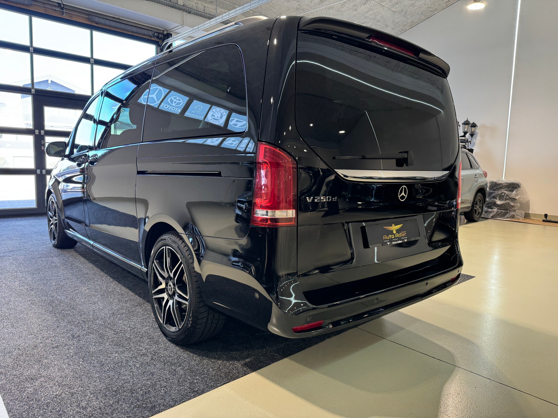 MERCEDES-BENZ V 250 d lang Exclusive 9G-Tronic-image-4
