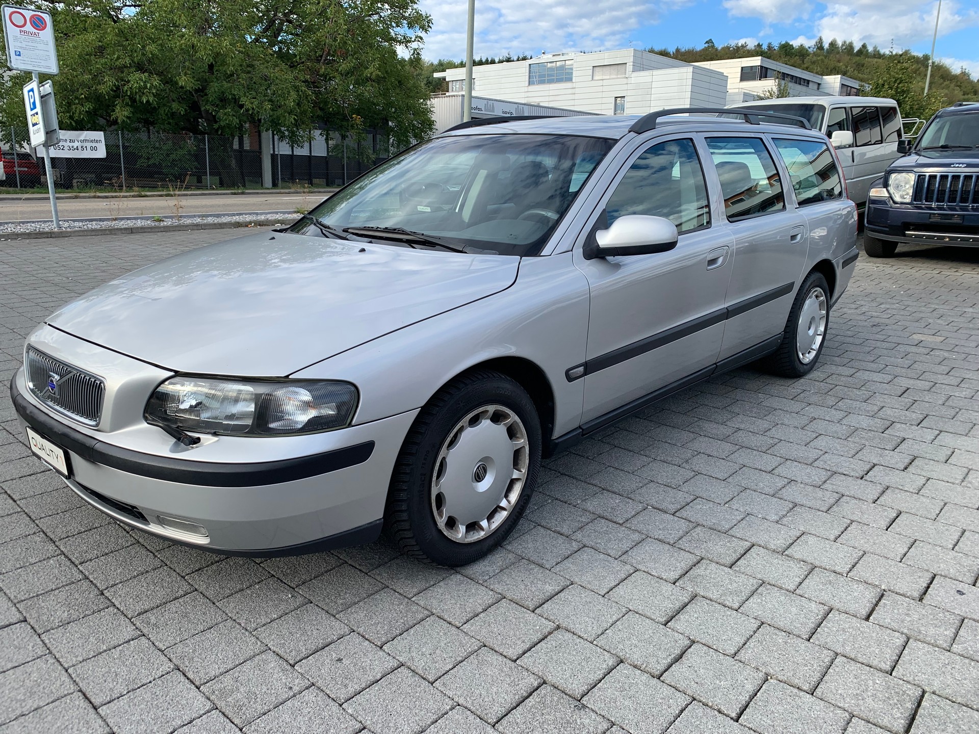 VOLVO V70 2.4-image-1