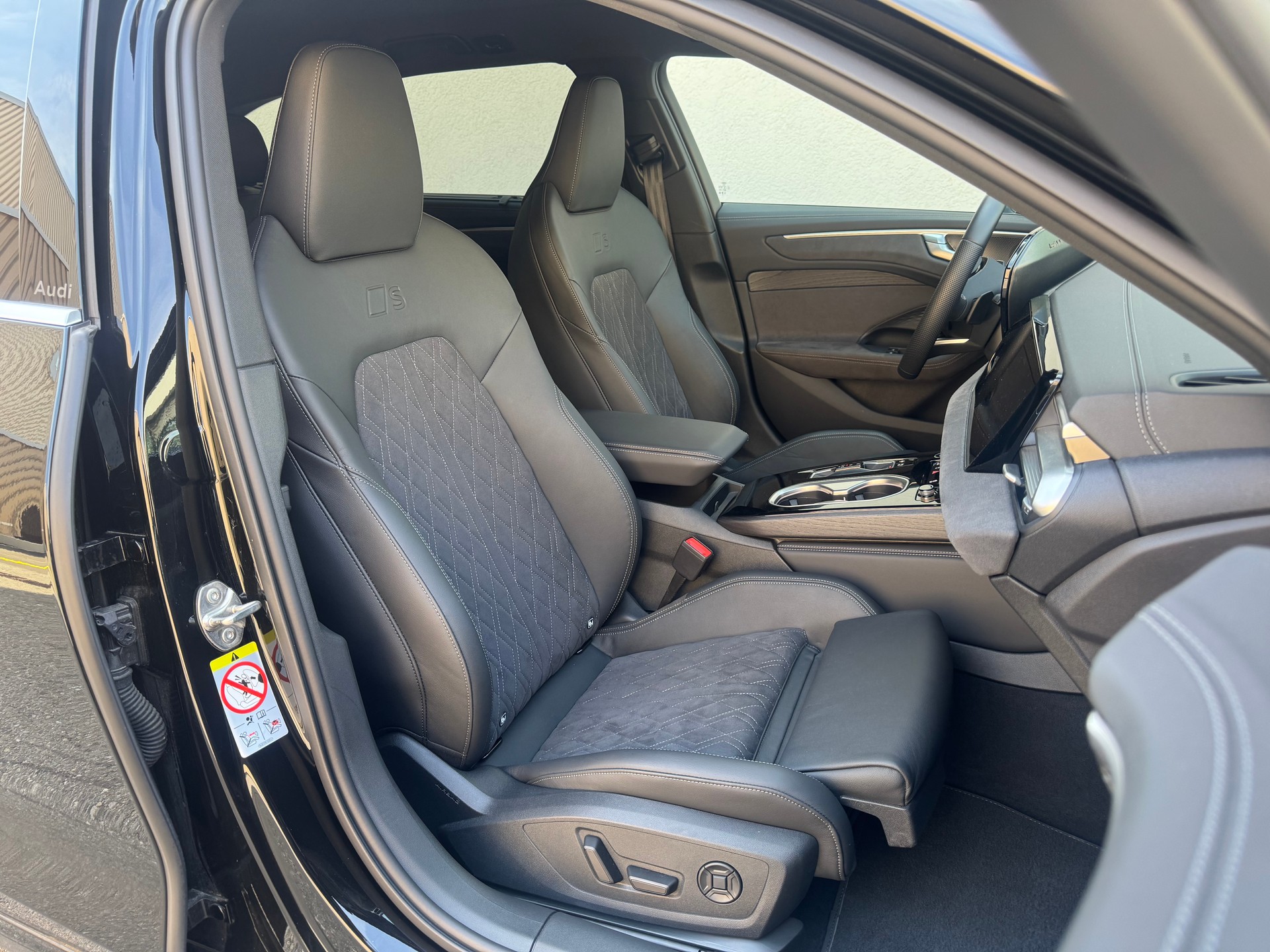 AUDI A6 Avant e-hybrid quattro 220 kW S tronic*AHK*5 Jahre Werksgarantie*-image-8