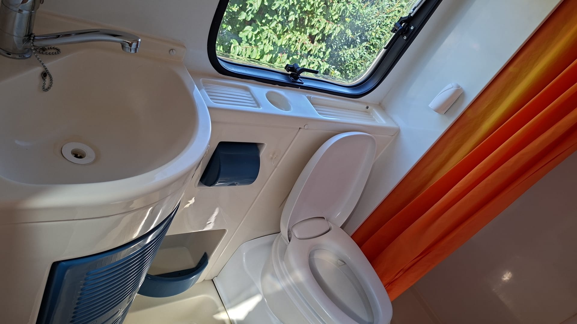 RIMOR Katamaran 12 P *** ideale Fahrzeug für alle, die ein raumwundersames, helles Wohngefühl suchen***-image-16