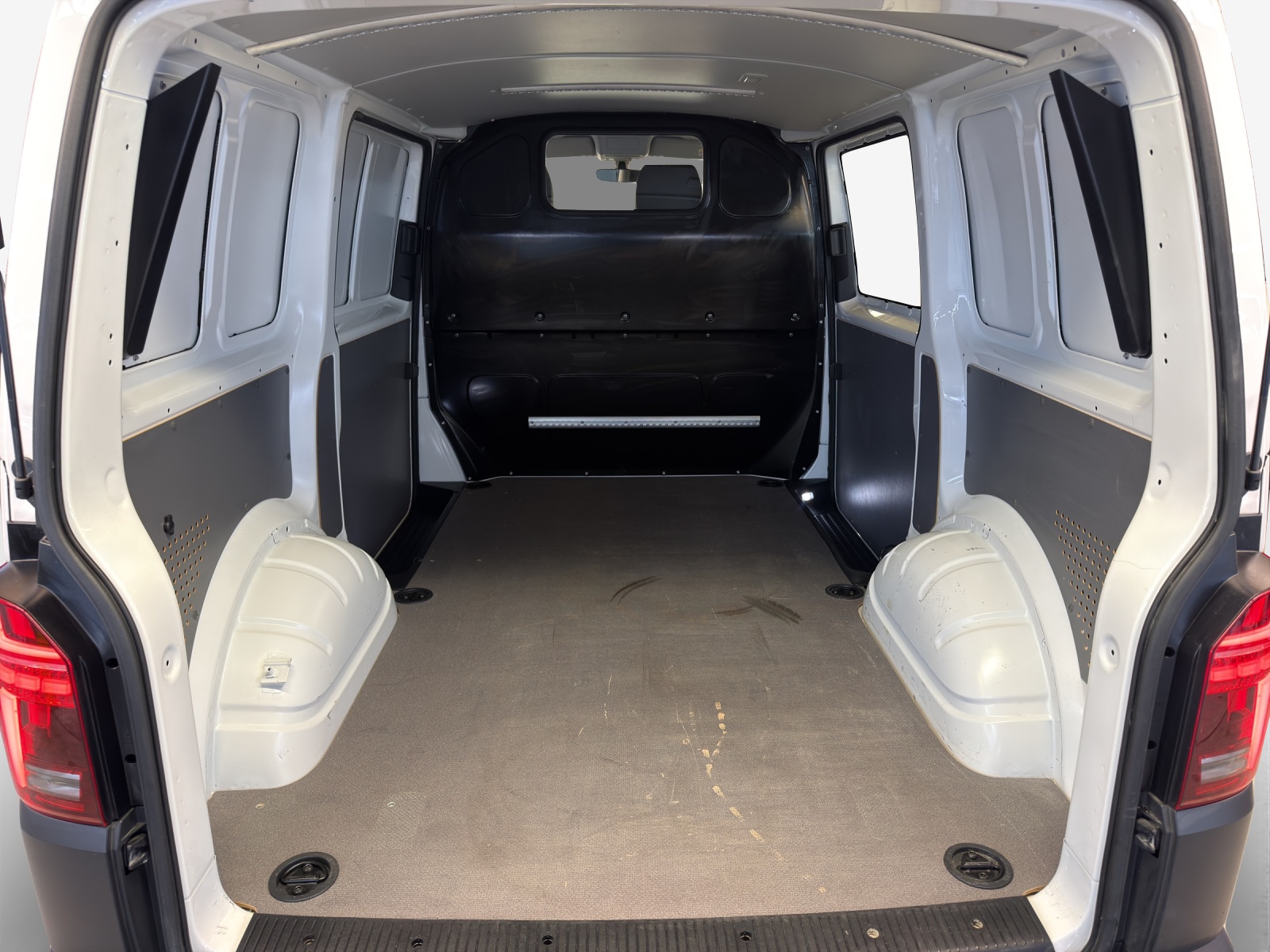 VW T6.1 2.0 TDI DSG-image-12