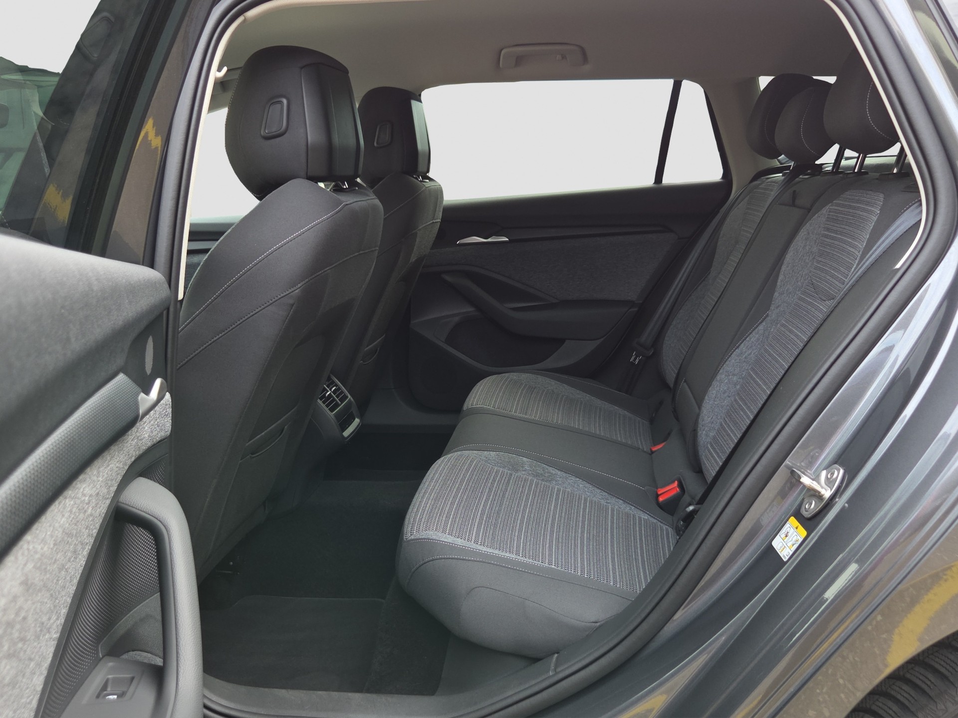 SKODA Superb Combi 2.0 TDi Selection 4x4 DSG-image-11