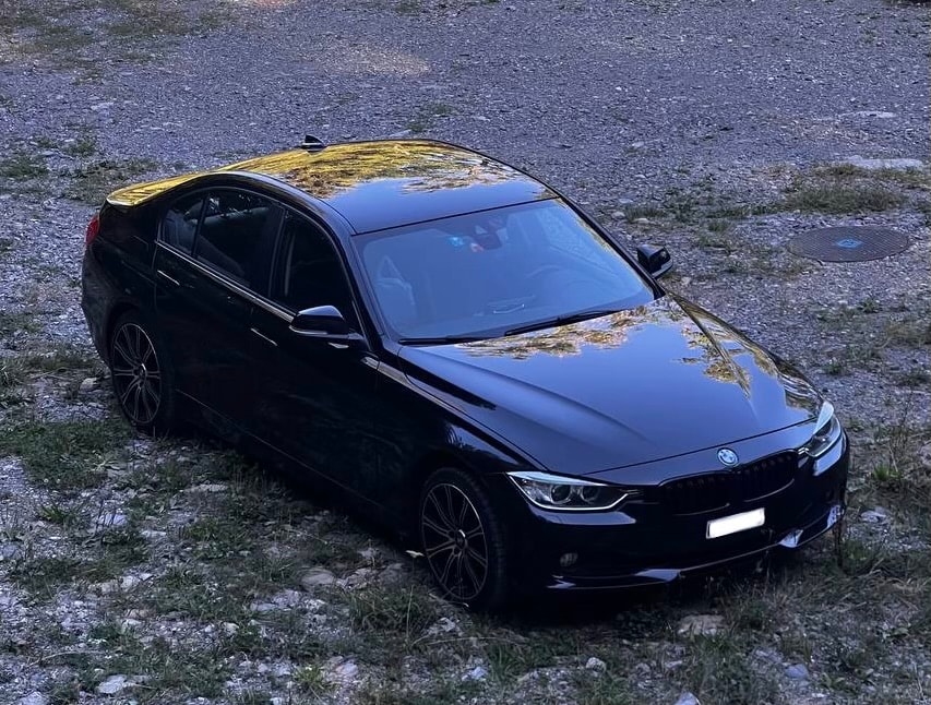 BMW 320i-image-0