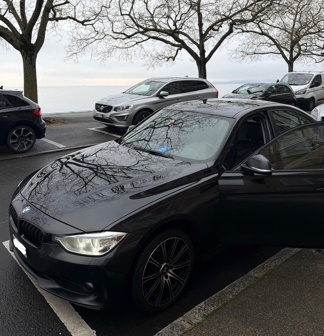 BMW 320i-image-1