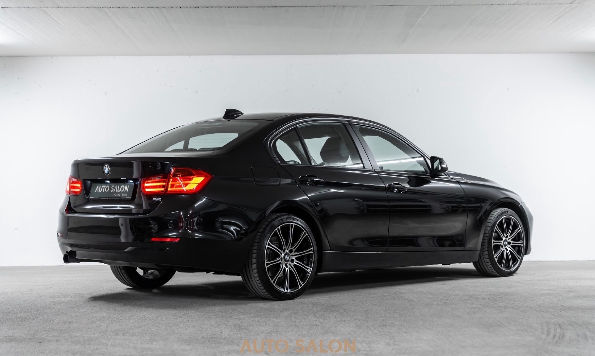 BMW 320i-image-5