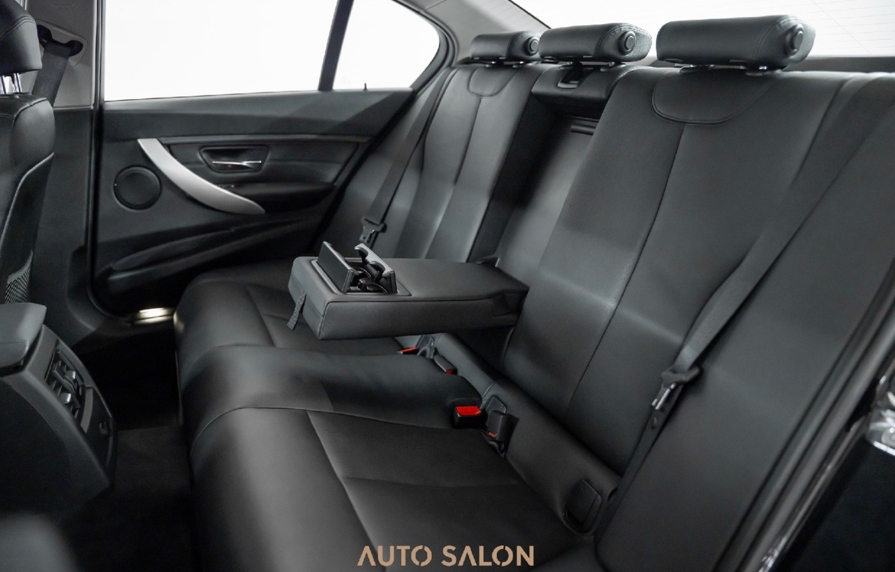 BMW 320i-image-4
