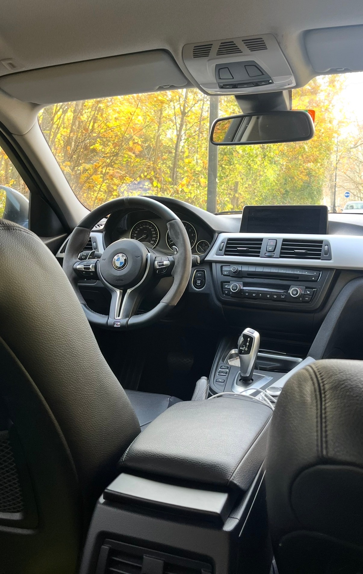 BMW 320i-image-2