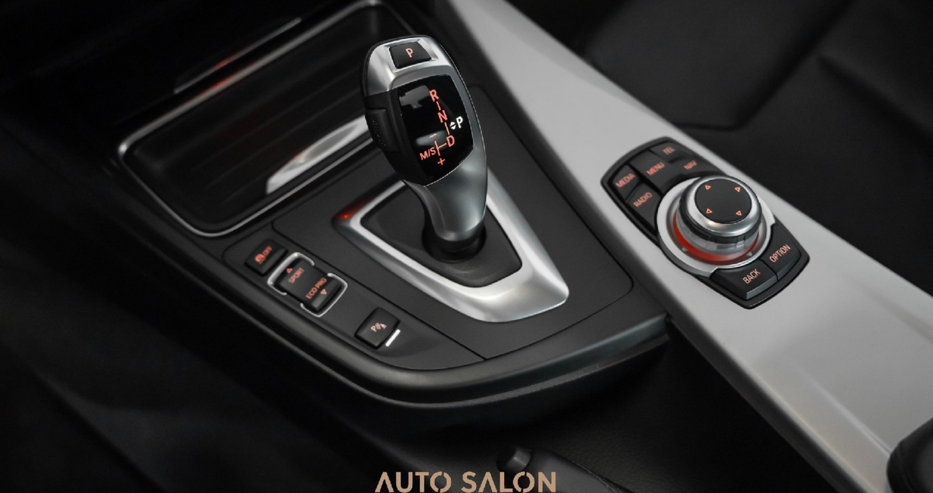 BMW 320i-image-3