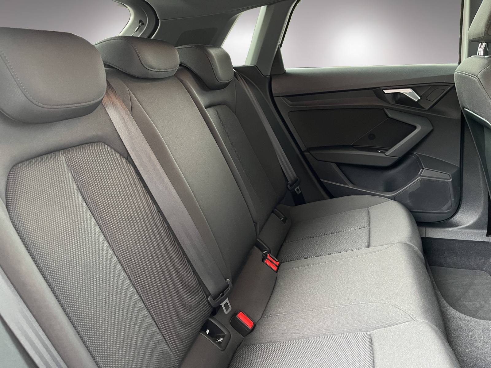 AUDI A3 Sportback 35 TFSI Attraction S-tronic-image-18