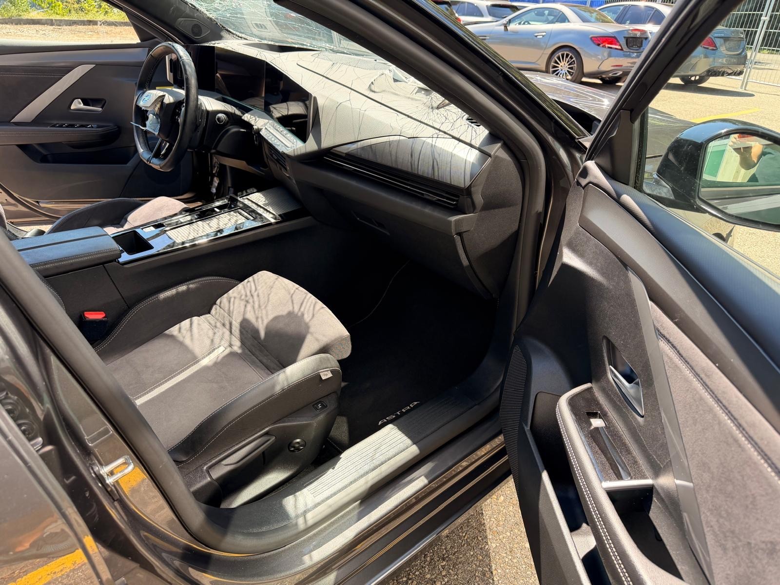 OPEL Astra 1.6 PHEV Turbo GSe A-image-13