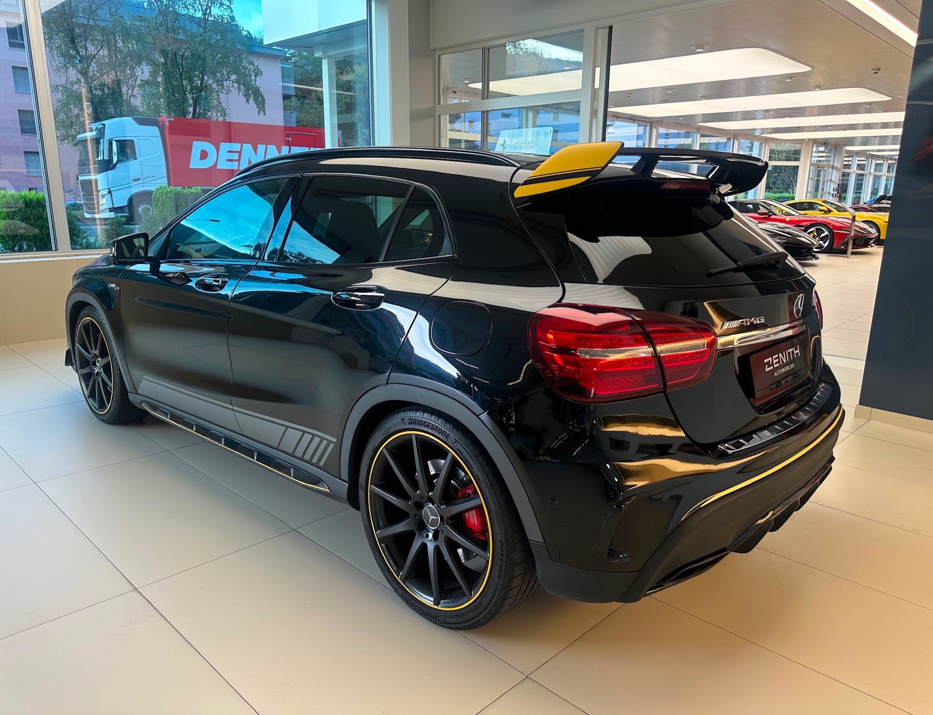 MERCEDES-BENZ GLA 45 AMG Yellow Night Edition 4Matic 7G-DCT-image-6