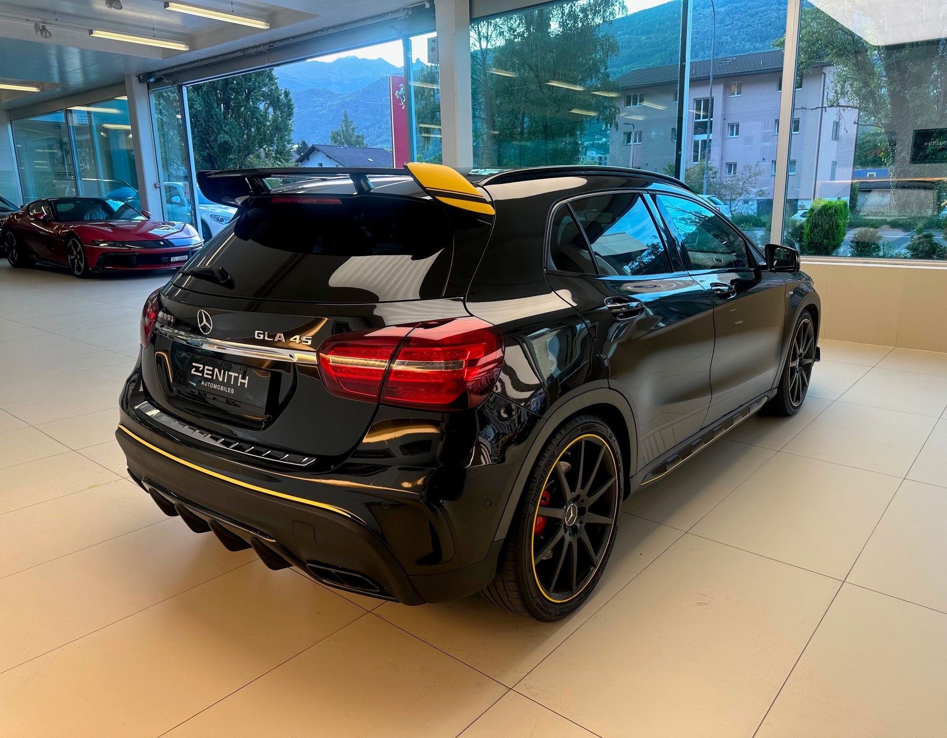 MERCEDES-BENZ GLA 45 AMG Yellow Night Edition 4Matic 7G-DCT-image-4