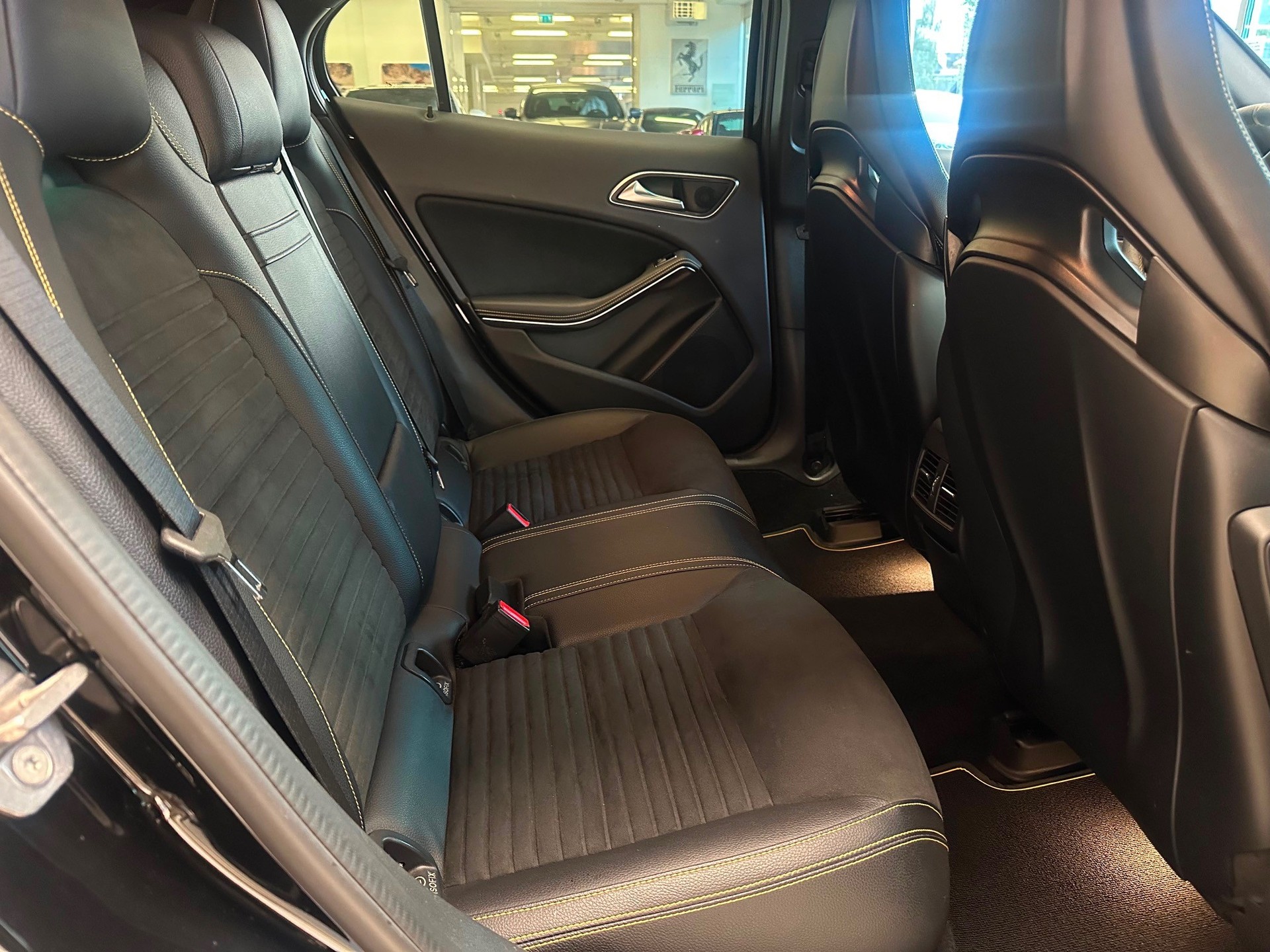 MERCEDES-BENZ GLA 45 AMG Yellow Night Edition 4Matic 7G-DCT-image-12