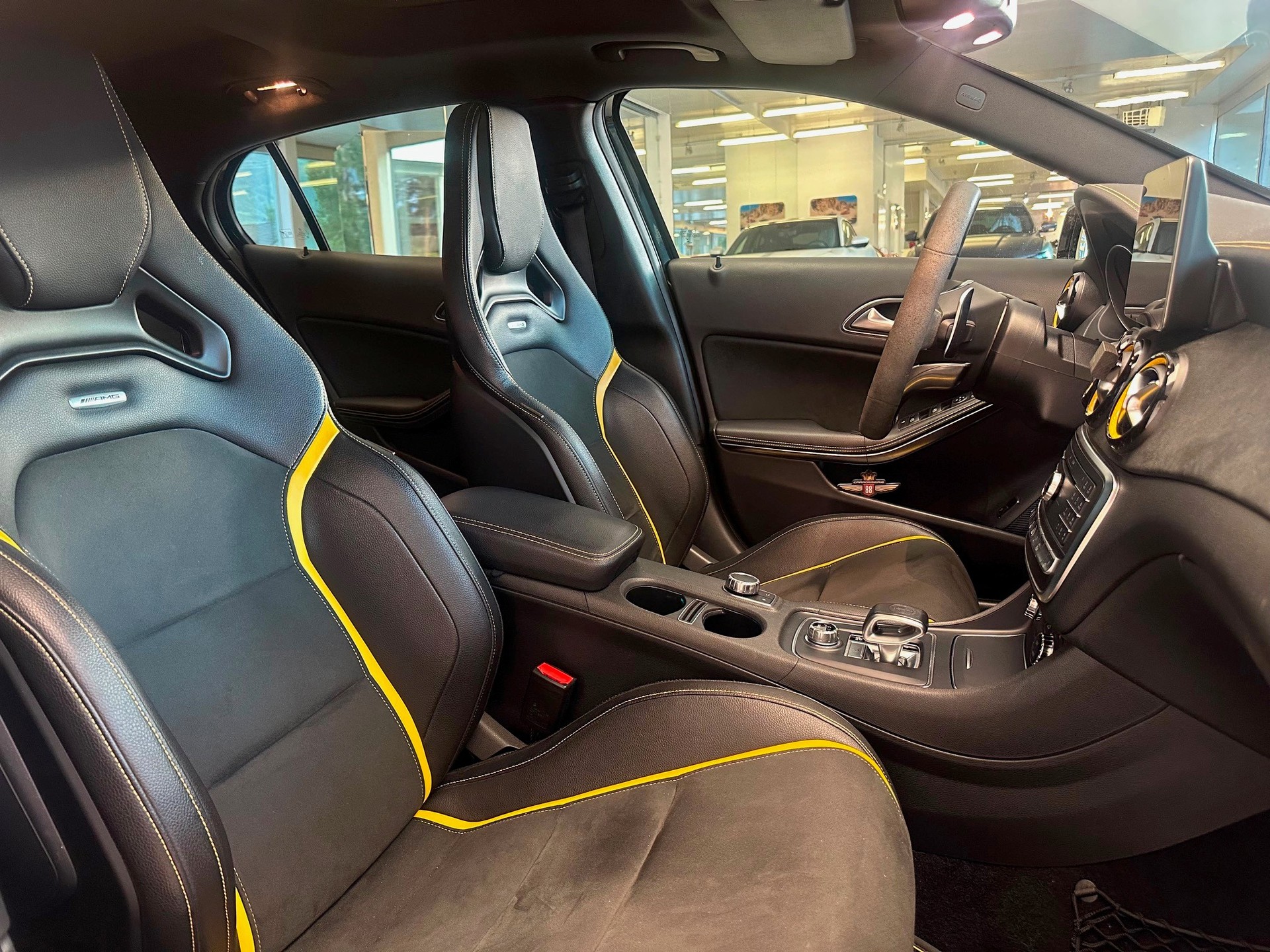 MERCEDES-BENZ GLA 45 AMG Yellow Night Edition 4Matic 7G-DCT-image-11
