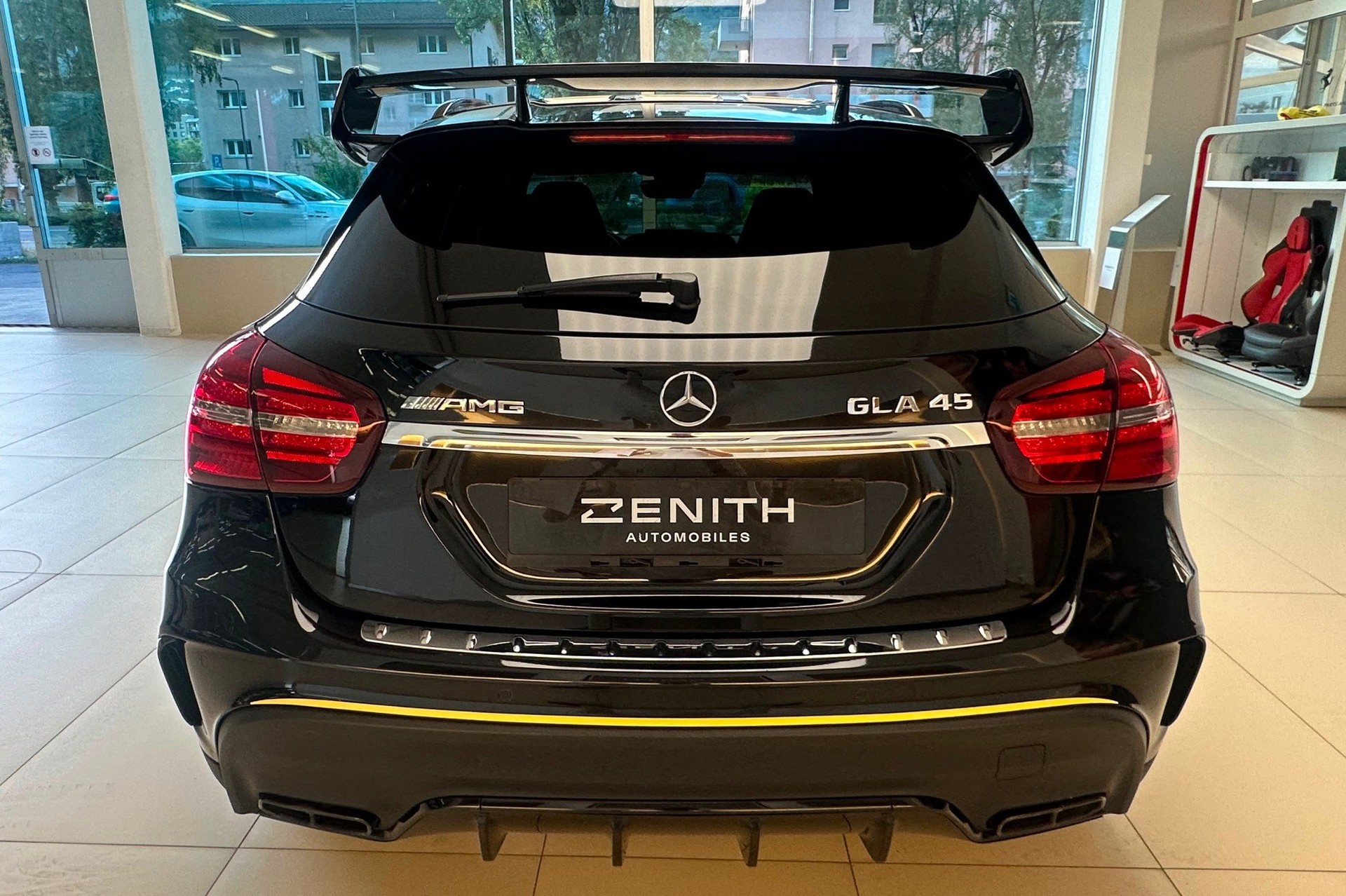 MERCEDES-BENZ GLA 45 AMG Yellow Night Edition 4Matic 7G-DCT-image-5