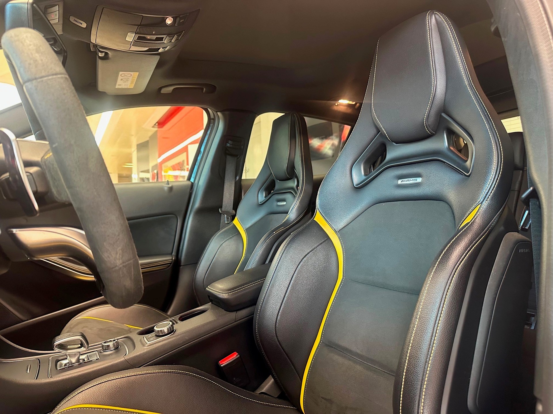 MERCEDES-BENZ GLA 45 AMG Yellow Night Edition 4Matic 7G-DCT-image-9