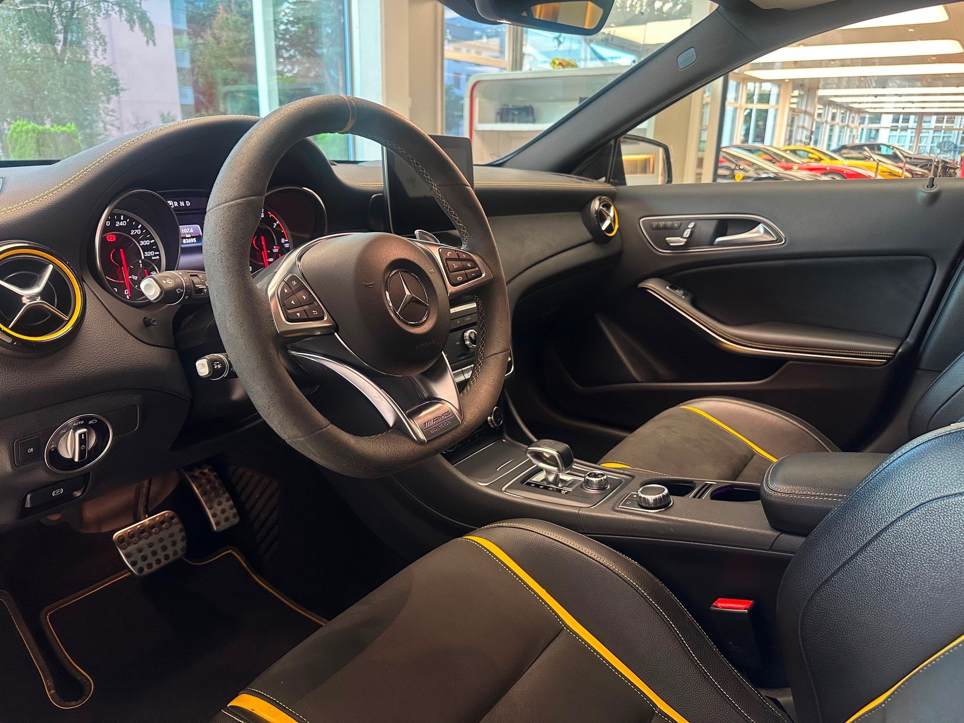 MERCEDES-BENZ GLA 45 AMG Yellow Night Edition 4Matic 7G-DCT-image-8