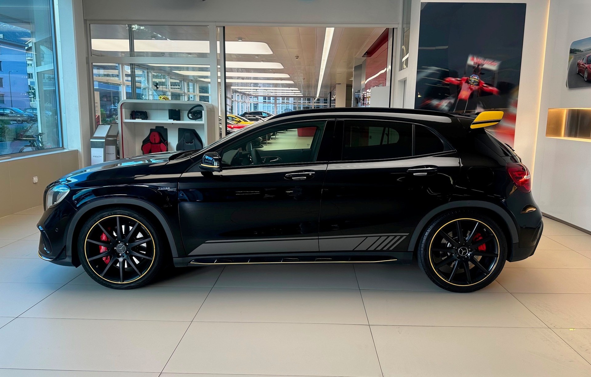 MERCEDES-BENZ GLA 45 AMG Yellow Night Edition 4Matic 7G-DCT-image-7