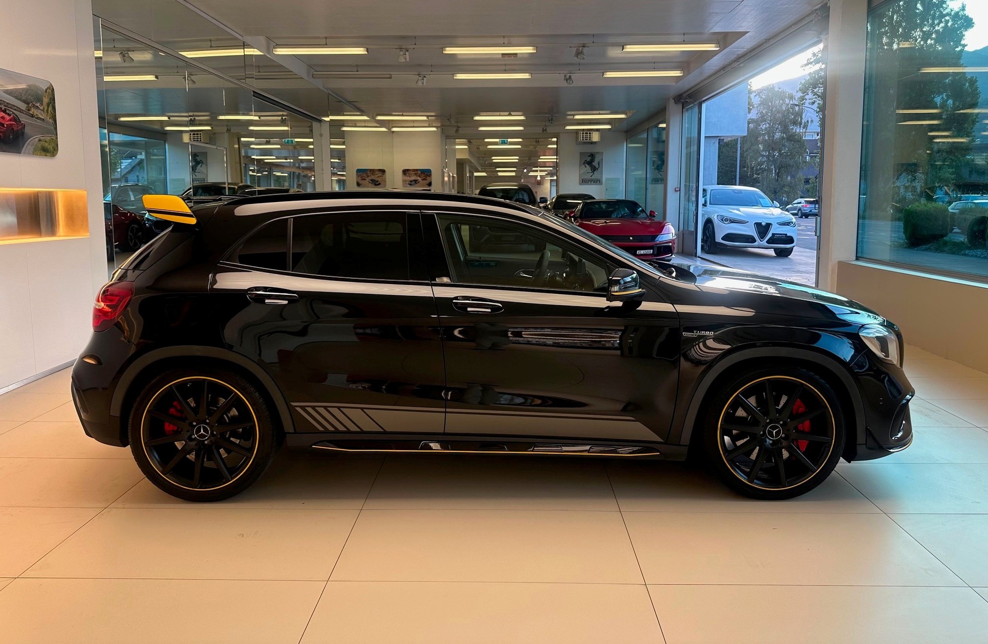 MERCEDES-BENZ GLA 45 AMG Yellow Night Edition 4Matic 7G-DCT-image-3
