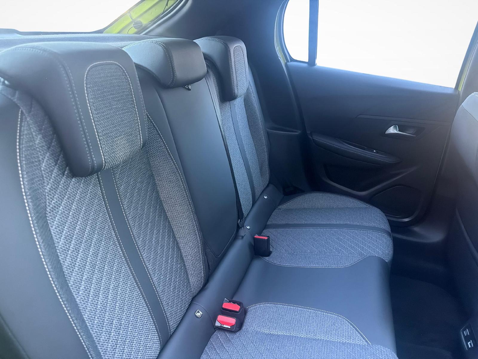 PEUGEOT 208 1.2 PureTech 100 Allure-image-18