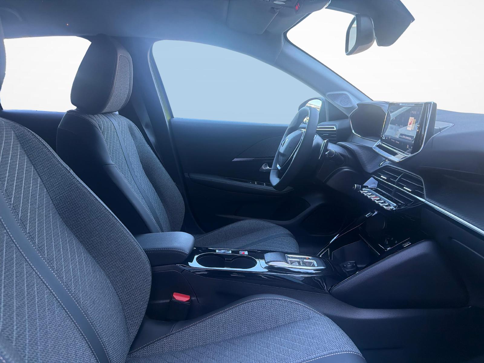 PEUGEOT 208 1.2 PureTech 100 Allure-image-11