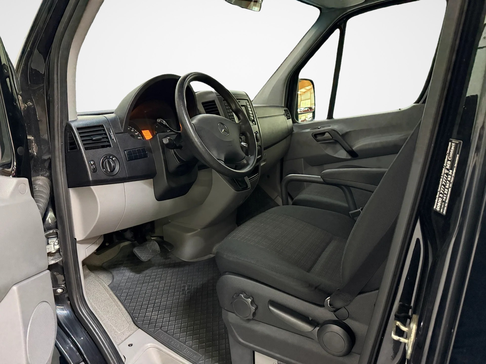 MERCEDES-BENZ Sprinter 319 BlueTec Standard 7G-Tronic 3.0 V6-image-11