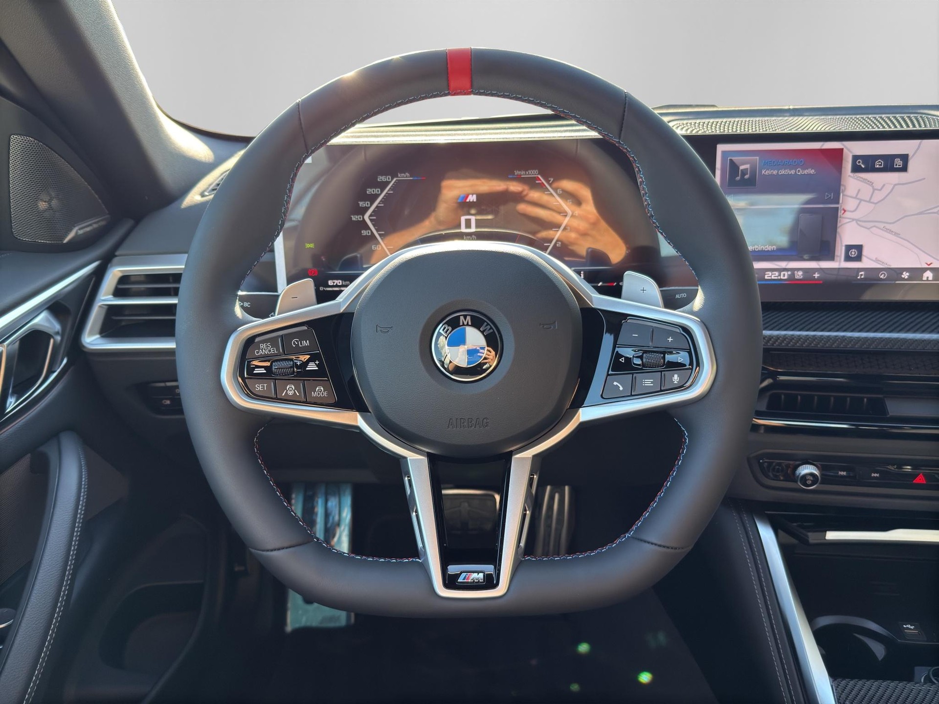 BMW M440i xDrive Cabrio-image-12