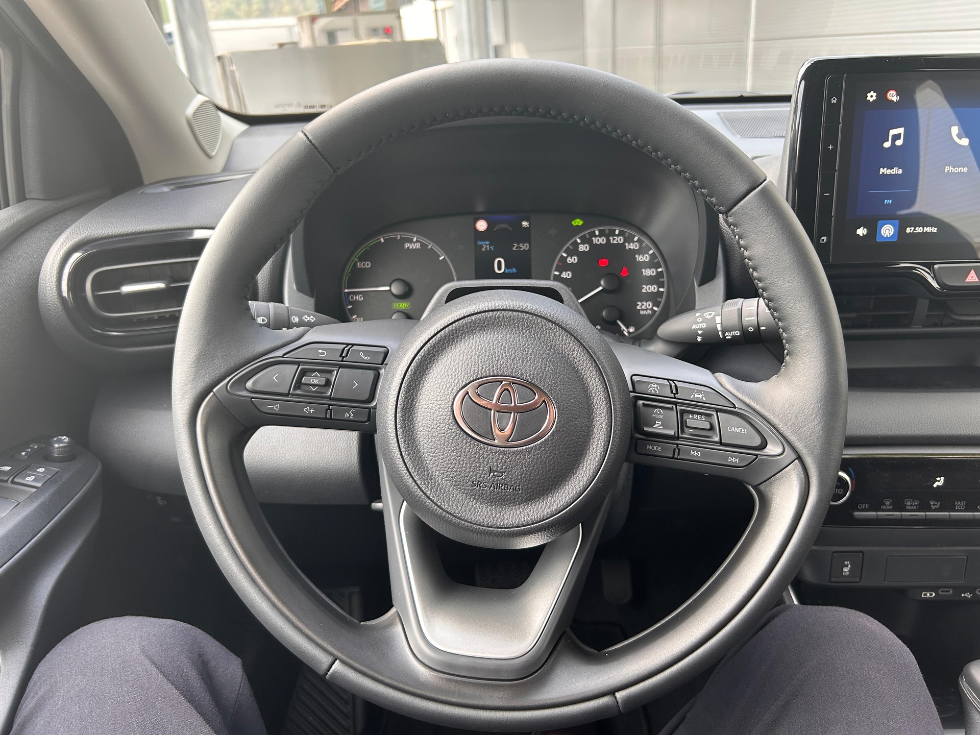 TOYOTA Yaris 1.5 VVT-i HSD Comfort-image-6