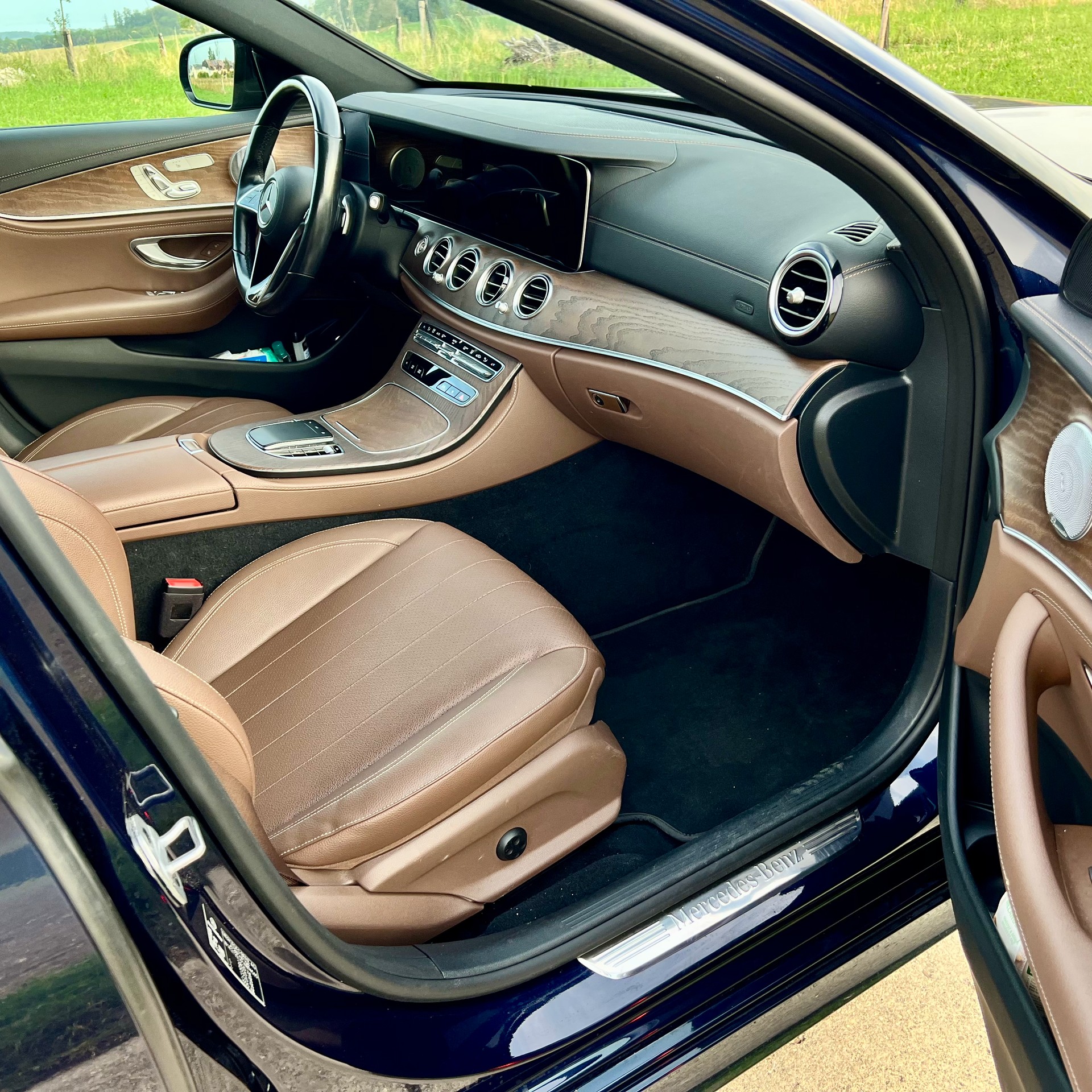MERCEDES-BENZ E 300 de AMG Line 9G-Tronic-image-4