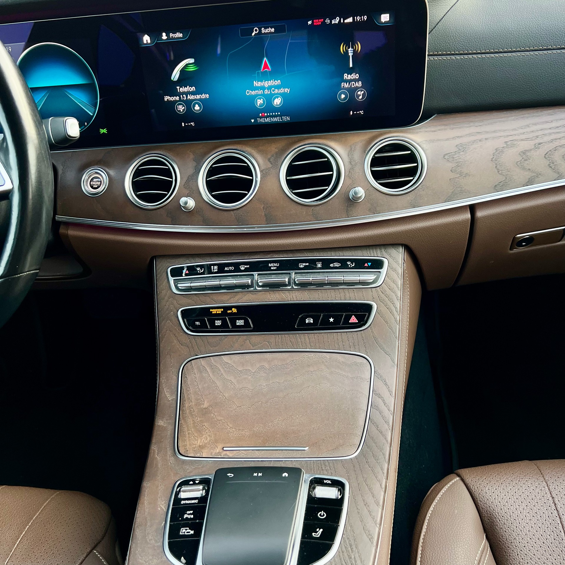 MERCEDES-BENZ E 300 de AMG Line 9G-Tronic-image-5