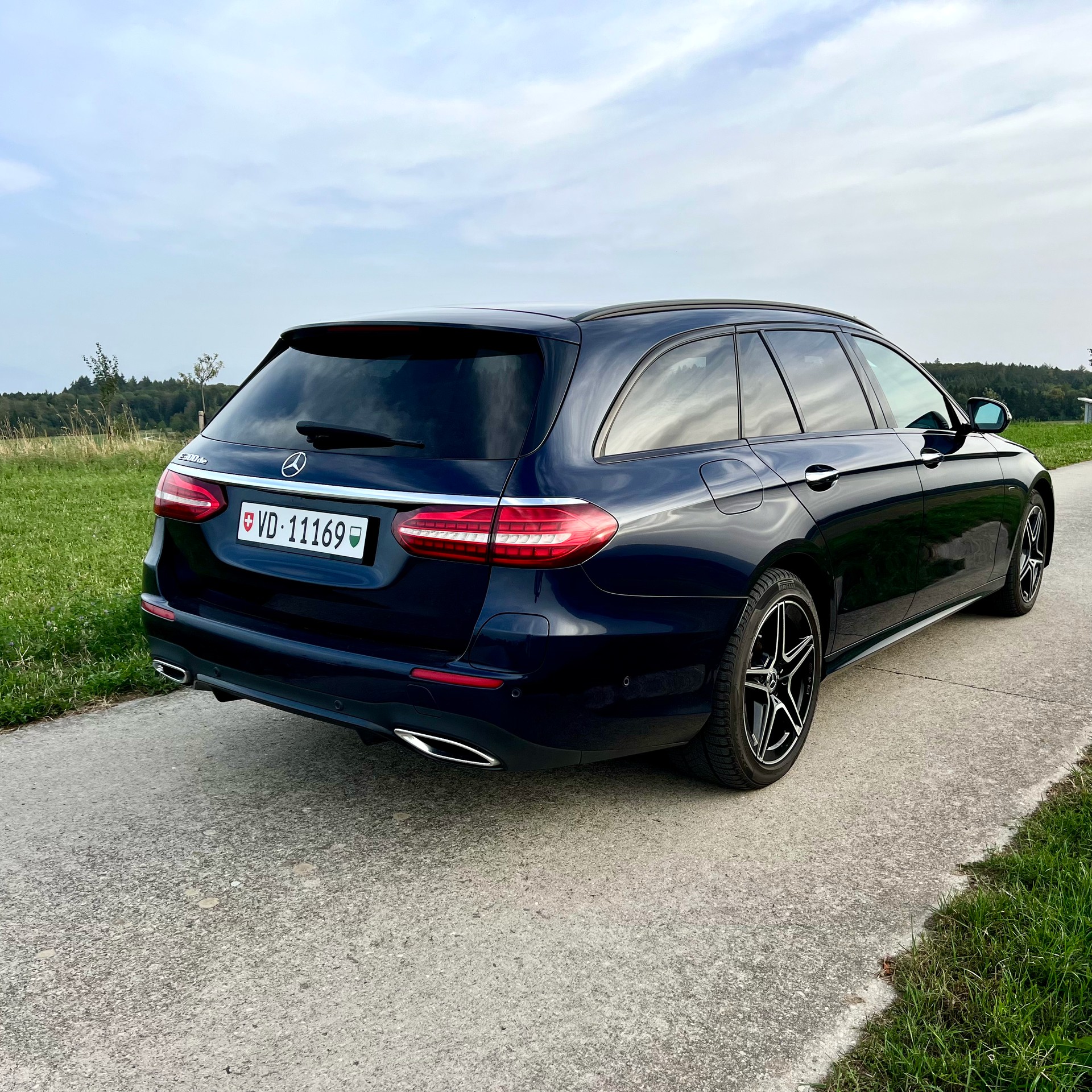 MERCEDES-BENZ E 300 de AMG Line 9G-Tronic-image-11