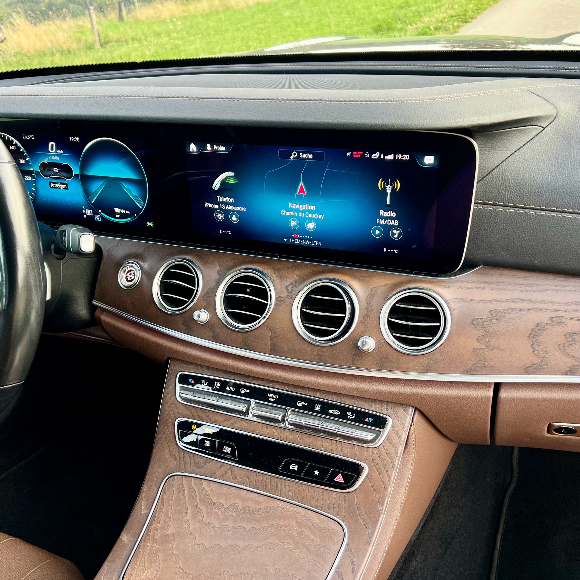 MERCEDES-BENZ E 300 de AMG Line 9G-Tronic-image-6