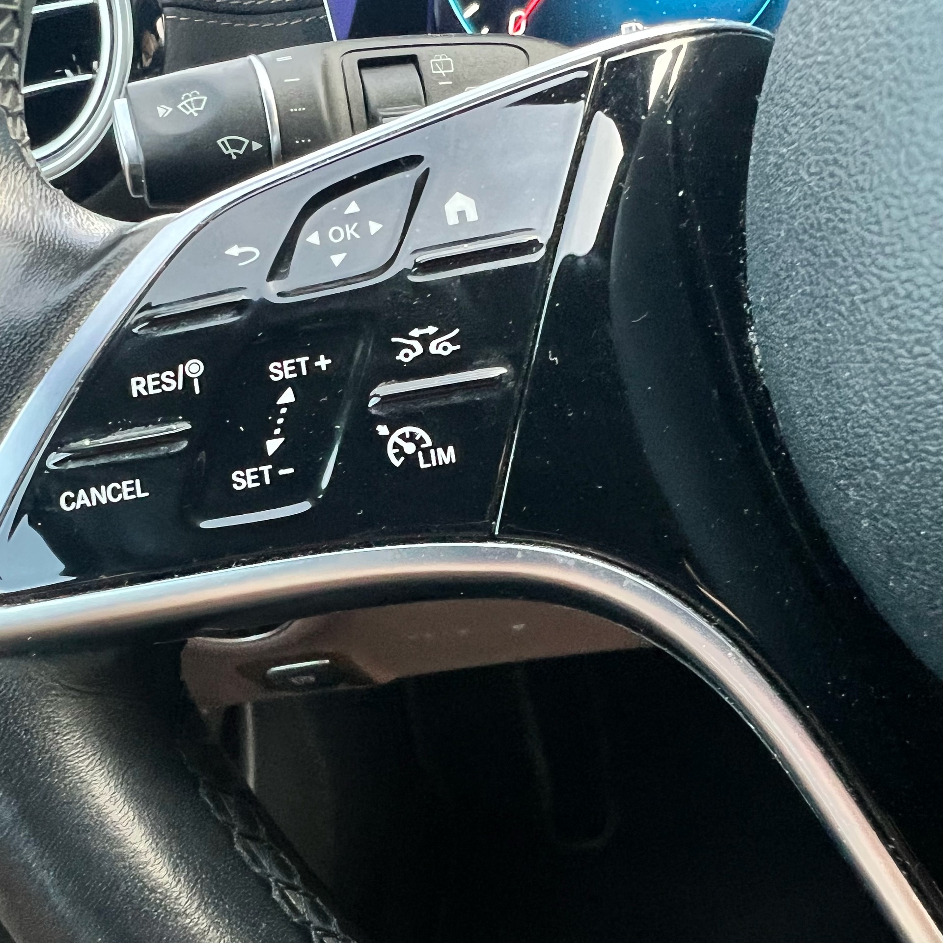 MERCEDES-BENZ E 300 de AMG Line 9G-Tronic-image-10