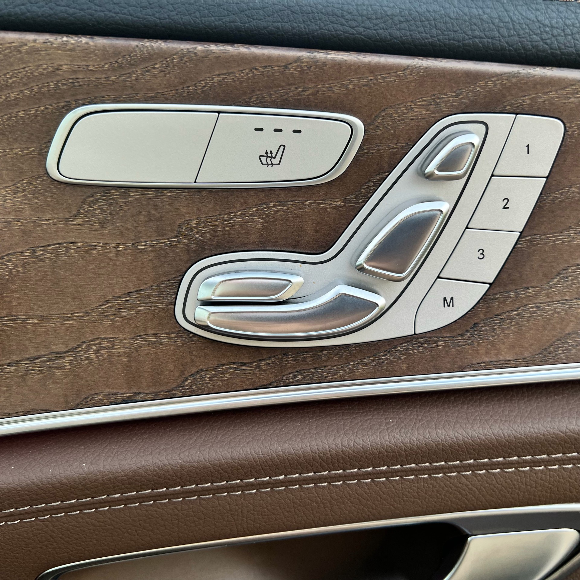 MERCEDES-BENZ E 300 de AMG Line 9G-Tronic-image-8